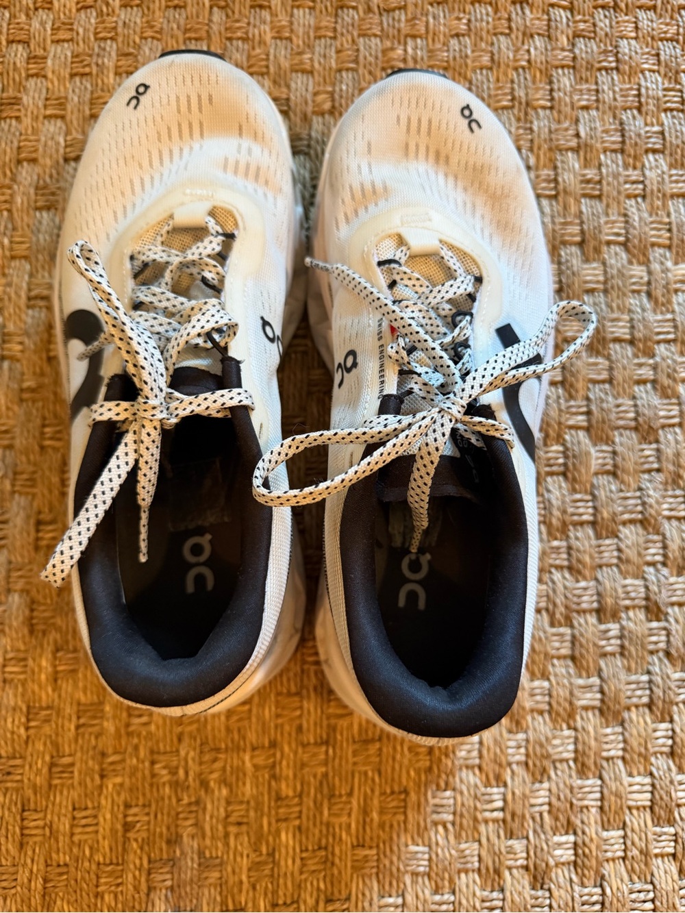 On cloud Running women’s White and Black Athletic Sneakers